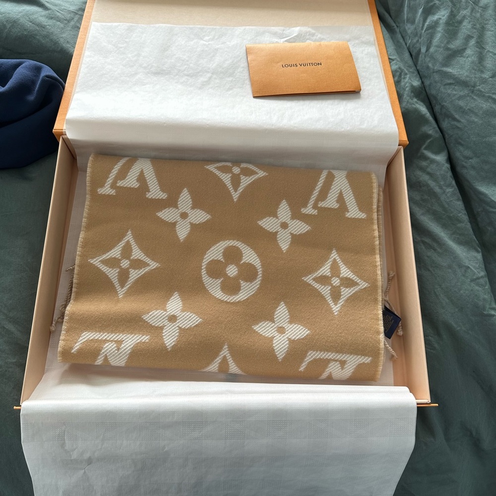 Brand new louis vuitton scarf